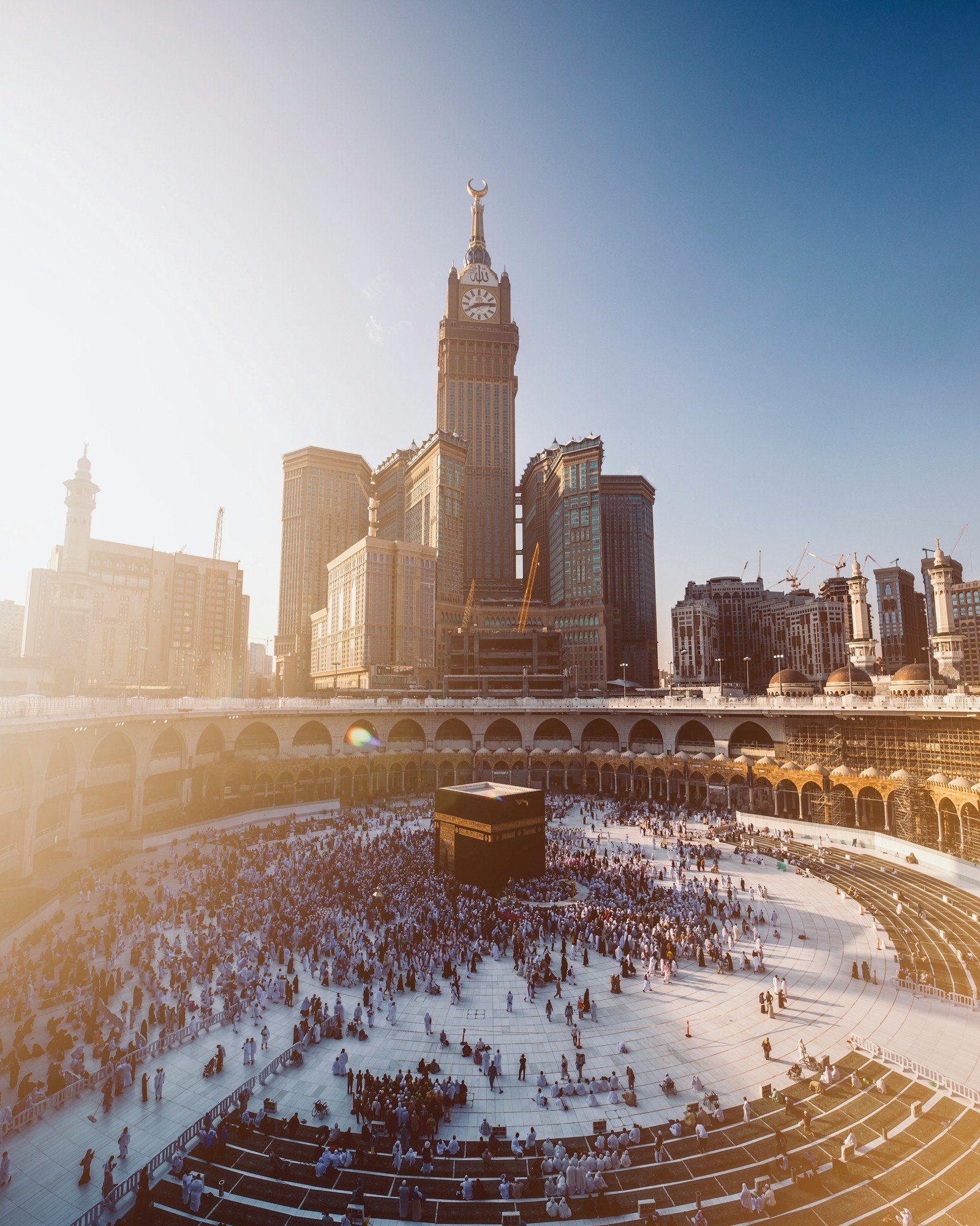 المعتمرون حول الكعبة المشرفة