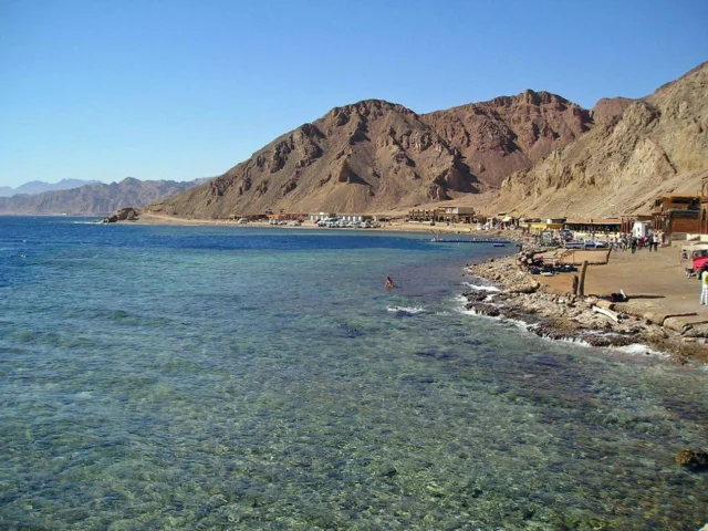 صورة واقعية لمشهد من دهب وجبال سيناء والبحر الأحمر — زاوية 6