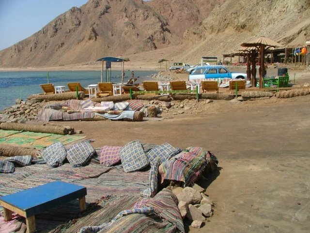 صورة واقعية لمشهد من دهب وجبال سيناء والبحر الأحمر — زاوية 7
