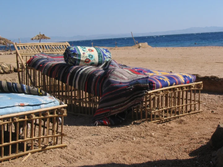 صورة واقعية لمشهد من دهب وجبال سيناء والبحر الأحمر — زاوية 2