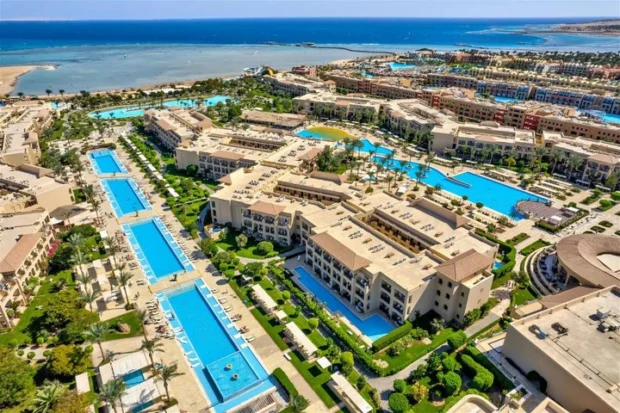 مشهد جوي لمسابح فندق جاز أكوامارين الغردقة والبحر الأحمر
