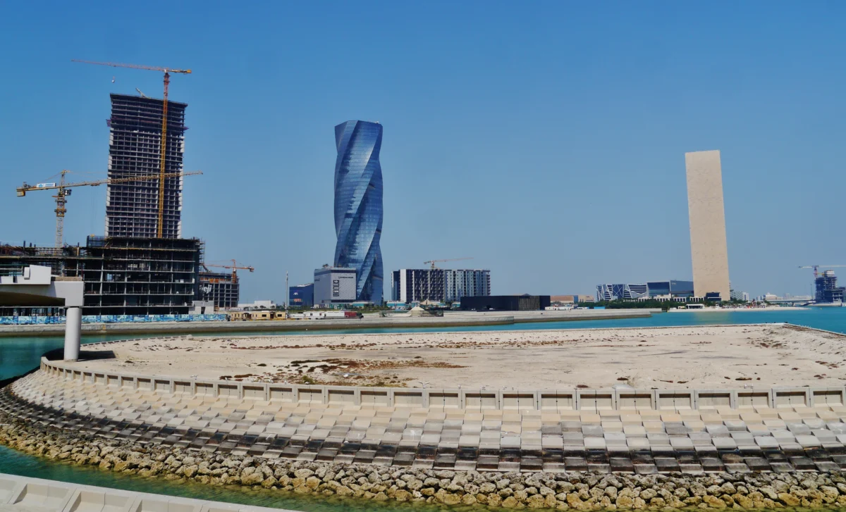 واجهة فندق فور سيزونز خليج البحرين وبرج يونايتد في المنامة