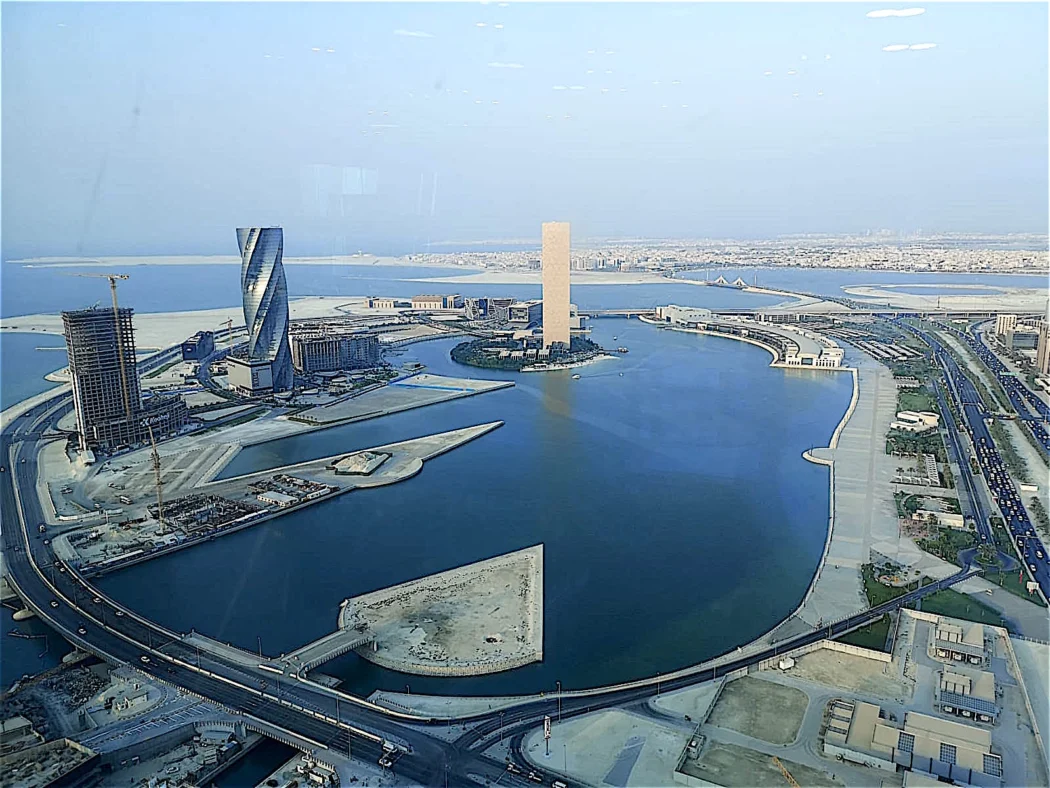 إطلالة على فندق فور سيزونز خليج البحرين ومنطقة البحرين باي في المنامة