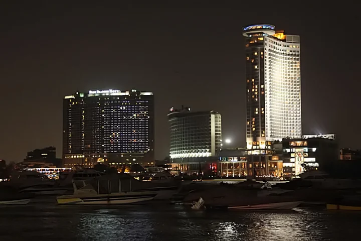 فندق فور سيزونز القاهرة ضمن فنادق ضفاف النيل ليلًا