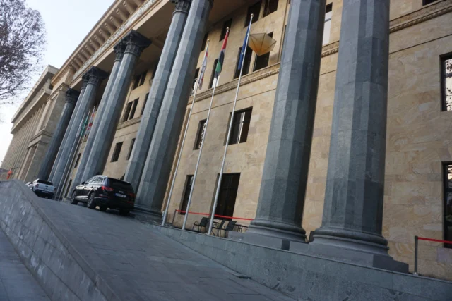 المبنى الحديث لفندق بيلتمور تبليسي في جورجيا