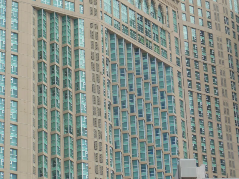 لقطة قريبة لواجهة مجمع أبراج البيت في مكة المكرمة الذي يضم فندق رافلز