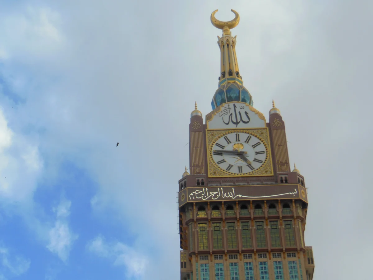 مشهد لبرج ساعة مكة من مجمع أبراج البيت الذي يقع به فندق رافلز مكة بالاس