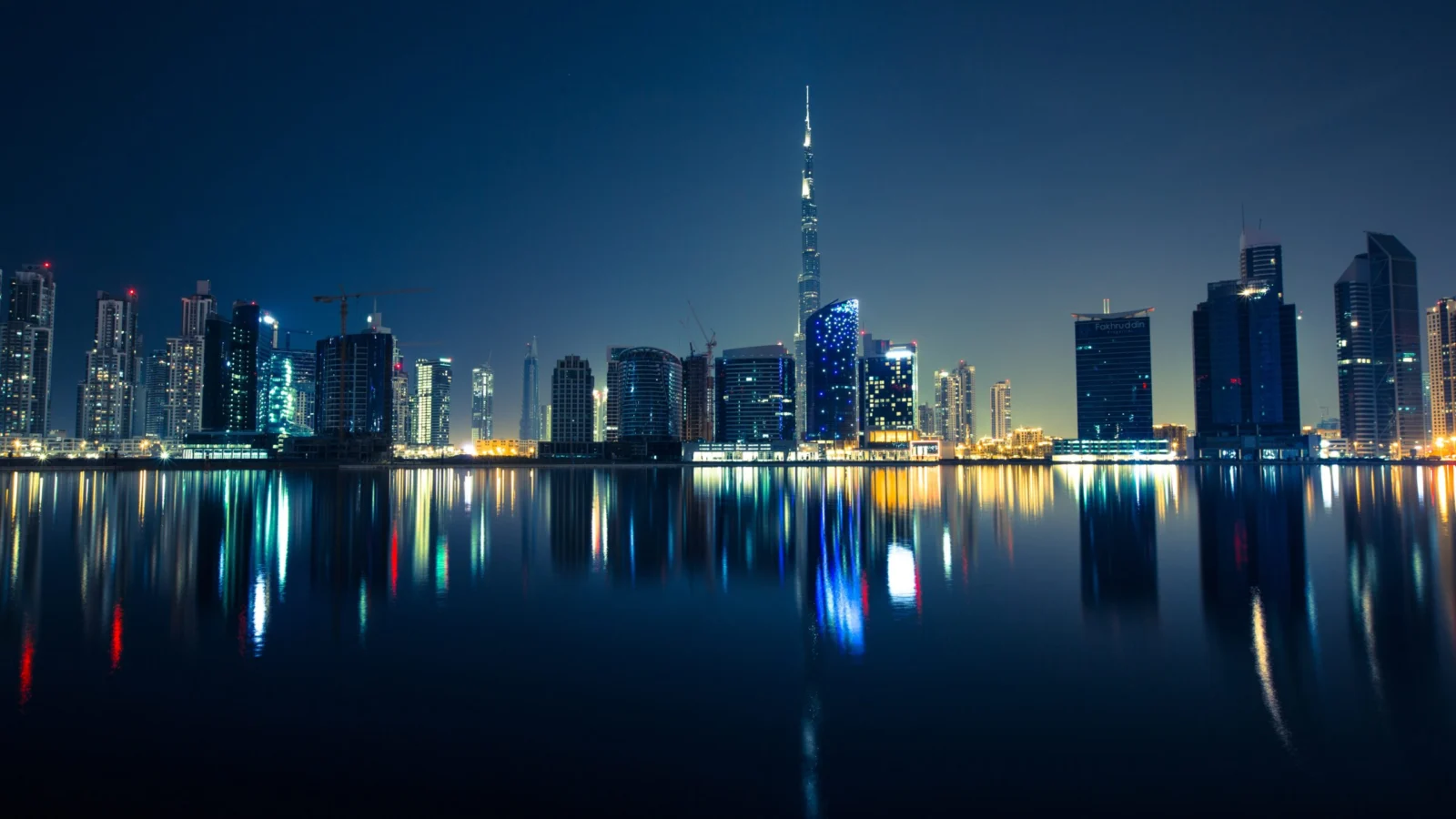 تواصل مع شركة GDS Travel لحجز الرحلات – أفق مدينة دبي ليلا